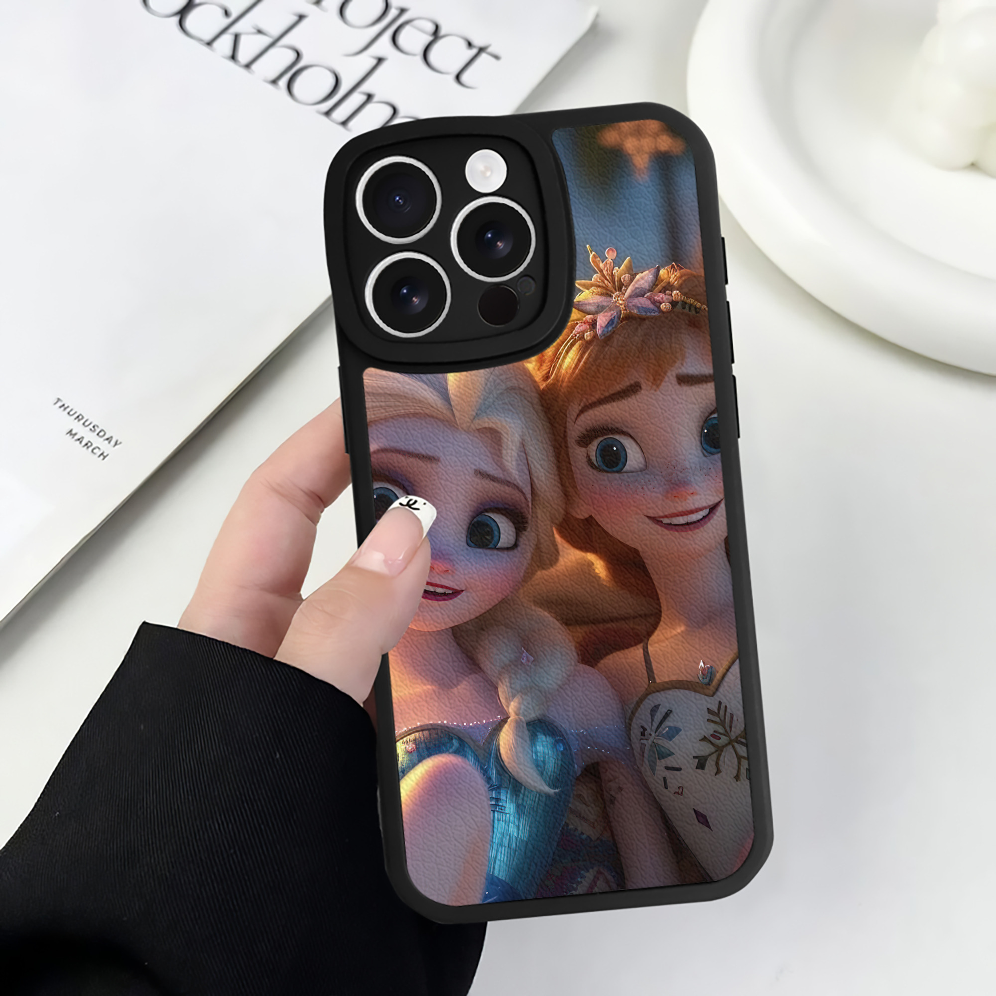 （画像用） アナと雪の女王 アンナ エルサ Frozen Anna Elsa 【iPhone 16シリーズ対応】シリコンスマホケース（レザー調） 材質：シリコン